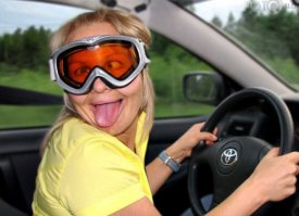 Действия девушек, если у них сломалась машина на дороге