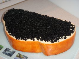 Судя по фото, наши предки мазали икру прямо на кусок копченого сыра...