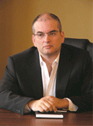 Ради интереса составил по рассказу психологический портрет автора, а потом сравнил с информацией в сети о этом графомане. Портрет выглядел так:
Возраст 35-40. Рожденный в СССР (некоторые характерные детали рассказа) Имеет отношение к медицине, но явно не реализовался как профессионал (отсюда фантазии о героическом поступке врача на глазах у публики). Немного инфантильный. Испытывает проблемы с противоположным полом или же получил ранее психологическую травму на этой почве (в рассказе: подростковые фантазии о героическом поступке перед прекрасной незнакомкой). Считает своих пациентов неблагодарными и неспособными оценить его профессиональные навыки. Этакий непризнанный гений (в рассказе - это основная мысль о склочном старике). Ненавидит СССР, скорее всего или еврей или мигрант, или и то и другое (в рассказе абсолютно дебильный образ советского ветерана на фоне негатива сов. действительности). Короче, получилась такая малоприятная личность. А что в реале?
Возраст верный. К медицине отношение имеет - психотерапевт. Судя по его статьям и бредовой ахинее на его сайте - явно не состоялся как профессионал, хотя пытается выдавать себя за такого. По габитусу возможно, что еврей, но зато точно мигрант, так как ареал его обитания - Чехия.
Короче, я не ошибся: КГ/АМ (креатив говно, автор мудак)!
___________
Поэт тоже, кстати никудышный:
Я был до сей поры слепым
Или ослеп нежданно и внезапно.
Я смеха чистый звук
Возненавидел вдруг…
Кто ты мой друг ?
Умеренный, печальный ?
Крылом пушистым
Пречеркнувший круг…
Круг Солнца и пруда,
Или лесной поляны...
Круг света от тени свечи…
Ты Ангел мой ...?
Иль отраженье Ада...?
Кто ты ?! …не мучай...
Или нет … Молчи...!
Очарованье Зла…
Или Любви начало
В высоком кубке,
«Мозера» резьбы,
На дне …
Таинственно …
Рубинами …
Мерцало…
МЕРЦАЛО, Карл! Мерцало!