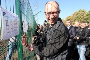 Одну страну напоминает....