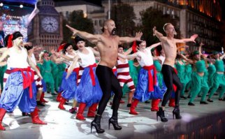 а на УКРАИНЕ тоже есть свои - "На лабутенах нах, и в аИУХительных штанах!"