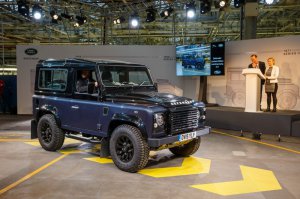 Даже на фотографии не влез в эту тарантайку))) Они бы как-нибудь с шириной салона и положением сиденья поиграли) а то ведь и нет в нем не то что комфорта, даже удобства никакого нет