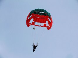 Укладка "на расчековку" - фалом выдергивается трос со шпильками, чекующими ранец. Чехол сдергивает вылетевшим после расчековки ранца ШВП.
При укладке "на веревку" - принудительное сдергивание чехла фалом, без ШВП.
Там разница по скорости раскрытия - в пару секунд. Мелочь, но при отделении ниже 300 метров - критично.
На "стометровке" две реально возможных неприятности: закрутка или "поймать кач" на раскрытии (погасить его можно и не успеть). В обоих случаях можно огрести сложностей на ноги и жопу. 
"Кач" - больше вопрос правильного отделения с борта (не растопыриваться - выставленные в поток ноги-руки парусят на высокой скорости выброски, и провоцируют раскачку подвешенной под "тряпками" тушки), а закрутка - косяк на укладке. На "стометровку" укладка идет ОЧЕНЬ тщательная - даже задроченные изучением матчасти дЕсанты так свою первую "боевую" укладку не вылизывают...

ПыС. А вообще, если мне память не изменяет, рекорд по минимальной высоте выброски на "круглой" технике - 75 метров. Какой-то абсолютно безбашенный наш полкан поставил. С "УТ-15" (Это такой старинный спортивный "мешок" для работы на точность приземления. Без внутренней истерики на него не глянешь: "больше дырок, чем тряпок" :) Да еще и на раскрытии ё.бает настолько не по-детски, что на плечах подвесная синяками, натурально, отпечатывается)