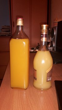 На апельсиновой и на лимонной цедре (спирт + цедра + месяц ждать + вода и чуть - чуть сахара)