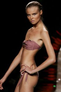 Это настоящее женское тело. Классные бёдра,животик.Это Тело настоящей русской женщины. А вы всё смотрите на подиум? Ну тогда мне жаль вас.Вам нравятся такие? Это можно продолжать бесконечно.
Я не поклонник творчества Семенович,но её тело есть вкусное тело русской женщины.