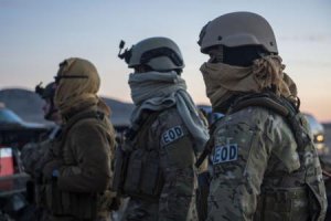 Вообще то папа, 
судя по шеврону,
боец подразделения "EOD" (Explosive Ordnance Disposal) - "поиск и нейтрализация неразорвавшихся боеприпасов" 

и война в Афганистане для него закончится 
не раньше 
чем дочка замуж выйдет.