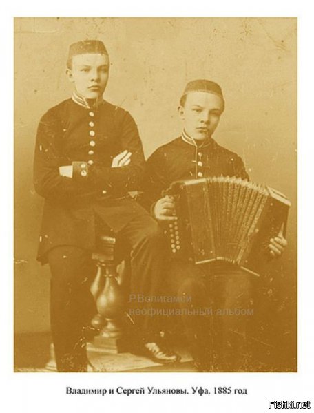 А как вот эта фейковая фотография сюда попала?


Тогда уж надо было весь этот фотоальбом размещать