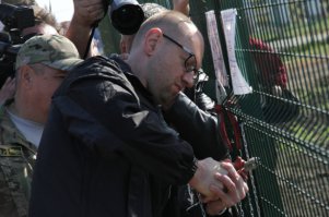 Вот так и вижу: российские войска подходят на этом участке к украинской границе и останавливаются, не в силах преодолеть забор. Так простая сетка защитила Украину от варваров!