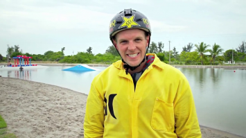 Больше похож на этого парня с команды Nitro Circus
Он, помойму, там на скейте катает.