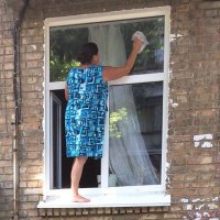 это первый этаж, судя по металлическому уголку, закрывающему спуска телефонного кабеля в подвал.