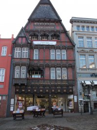 Ну это скорее всего "старый город". В моем, как и в большенстве (Германия) центр и старые районы выглядят так же. Но к спальным районам это не относится.  Обычные дома со своими участками.