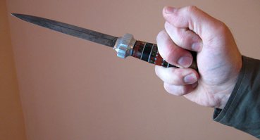 Для этого не нужна выемка и задник) Ножи на фото норм, мне с плоской рукоятью очень нравятся, плоскую рукоять удобно и между пальцев зажать. Не принимайте близко к сердцу, у многих хулиганов кривые пальцы от драк. Бывало что просо каблуками неудачникам пальцы оттаптывали.