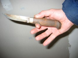 что бы рука не соскакивала, при ударе рукоять упирали в ладонь, примерно как на картинке