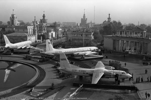 Вот тут справа я увидел недостроенный павильон. Даже не знал что там такое было. Нигде не нашел инфы по этому строению.