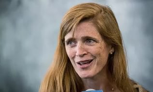 Выходной, от "делать нечего" решили посмотреть с мужем "Последний охотник на ведьм". Так я весь фильм угорала с той королевы. Ваще одно лицо.