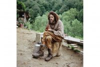 в России таких называют:
"опустившийся" - когда добровольно
"опущенный" - когда принудительно

дауншифтер Винсент /Франция, 2012/