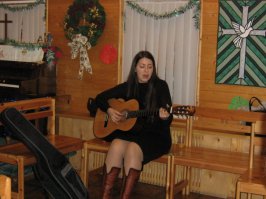 Поёт хорошо. Голос есть. Кому интересно: Лора Хеллебуш ВКонтакте: