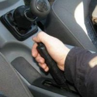 Мой вам совет - забудьте строчки, написанные вами как страшный сон! Ручным тормозом надо пользоваться постоянно (при парковке, ну или при дрифте), иначе троса, механизмы ржавеют, залипают, покрываются грязью и т.п. А ежели в машину, стоящую на передаче (скорости), кто-то "заедет", могут быть проблемы с коробкой.;)