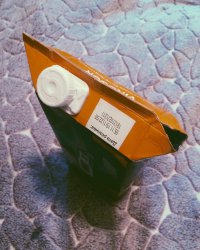 А что тут непонятного?  Очевидно же,что из прорезанной дырки удобнее наливать,можно вылить всё до последней капли. А из приделанного горлышка лить неудобно и всегда немного сока остаётся :)))