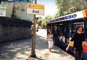 Представьте на секунду, что ребёнок отпустил руки или спрыгнул. Или застрял в этой канаве. А на третьем снимке банально страшно, что ребёнка, возможно, никто не придерживает сзади.