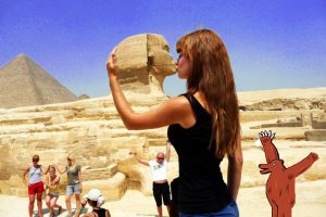 Забавные фотожабы на снимок девушки, целующей Сфинкса 