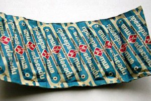 По 2 коп в мое время не брали - плохие они были, грубые. По рублю за 10 шт в смазке - гораздо лучше...
Еще в аптеке ржали, мол "Презерватив мужской, а чё, женский тоже бывает?!" - на что пожилая аптекарша как-то раз ответила: "Да, бывает! "Маточная диафрагма" называется! Вот, смотрите!" - и показала под стеклом на прилавке. "Еще колпачок Кафка есть!" А мы смотрели на этот колпачок и думали, что это для шитья, типа наперстка, только больше. Идиоты)