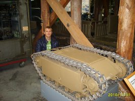 Самоходная мина «Голиаф» (нем. Sonder Kraftfahrzeug — Зондер Крафтфарцойг, т.e. спецмашина, сокр. Sd.Kfz. 302/303a/303b/3036) — наземная гусеничная самоходная мина. Танкетка без экипажа, управляемая по проводy на расстоянии. «Голиаф» использовался немецкой армией в течение Второй мировой войны. на фото конечно не немцы , было тоже лень искать другое фото , но теперь найду - лично сам на фоне галиафа