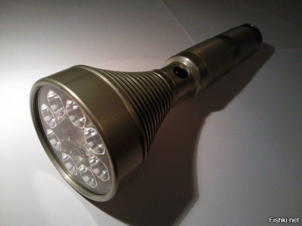 Энтузиаст из Германии создал самый мощный в мире светодиодный фонарь со световым потоком в 18000 люмен

Энтузиаст из Франкфурта по фамилии Штеффен переплюнул китайский фонарик «Факел» (4100 люмен) и американский «Polarion Helios PH50» (5200 люмен). Свое детище немецкий изобретатель назвал "Fat Star", что означает «Толстая звезда». 

Конструкция мощнейшего фонарика из алюминиевого сплава практически полностью самодельная. Фонарик базируется на 8 светодиодах Luminus SST-90 (2250 люмен), все светодиоды приклеены термоклеем к массивному радиатору. Несложно посчитать, что мощность фонарика благодаря 8 светодиодам SST-90 составляет 2250х8=18000 люмен! Питание фонарика базируется на 8 аккумуляторах 18650 и составляет 29,6 В.

На фото представлена не только конструкция фонарика, но и его мощность по сравнению с уличными фонарями и автомобильными фарами.