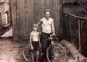 Мои дед и отец. На том свете уже встретились. Замечательные были. Пост тронул. Берегите отцов и дедов.