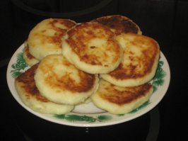 Блин.Сколько заморочек!! 
Вот просто и быстро! Тот же СЫРНИК : 
Пачку творога размять с яйцом и мукой, добавив сахара и щепотку соли.

Потом скрути шарики и прижми. Их сразу на разогретую сковородку с маслом жариться.

Затем перевернули.
 
Ингредиенты (состав)
250 граммов творог
1 штука яйцо
2 столовые ложки мука
1 по вкусу соль-сахар
250 граммов сметана