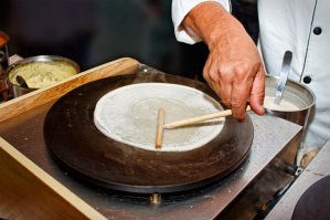 Не скажите... понаблюдайте, как выпекают тонкие блины на электрических сковородах с диаметром более 30см.