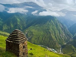 "Никто из соседних народов не использовал такой способ погребения".В Ингушетии,в Джейрахском районе, полно точно таких же солнечных могильников,просто многие из них были уничтожены и разграблены,когда ингушей сослали в Казахстан.Собственно этот "Город мертвых" тоже ингушский,эти территории перешли Осетии после выселения ингушей.