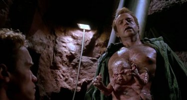 Как собрать миллион просмотров, совершив правонарушение: двое друзей проникают в кинотеатр, одетые, как один человек