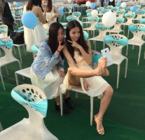 Где её второй шлёпанец????