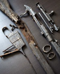 Дерво как новое. Но военное.
А вот железо, всё, целиком родное в сборе. Деактив конечно полный. Царский "Ремингтон".  Год выпуска предположительно 1916
Был вот такой: