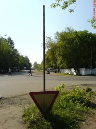 2. Вероятно всего "стрелка" указывает,что здесь что-то есть.