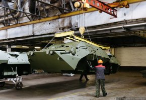 Командирский вариант, с увеличенной кабиной. Такой бы домой, только дизель современный поставить - не армия чай, можно импортный влепить.