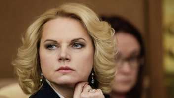 Голикова нашла 440-миллиардную дыру в бюджете
Нарушения при исполнении федерального бюджета выявила Счетная палата РФ по итогам 2015 года. Об этом заявила глава ведомства Татьяна Голикова, передает РИА Новости.
"В результате наших контрольных мероприятий, которые пока носят предварительный характер, объем нарушений, которые мы выявили в ходе 2015 года, оценен нами в 440 миллиардов рублей", — сказала Голикова, выступая на Гайдаровском форуме в РАНХиГС.
Наибольшее количество нарушений, по ее словам, фиксируется при исполнении инвестиционных программ, при проведении госзакупок и при управлении госимуществом.