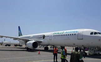 РБК:
На борту самолета А321 авиакомпании Daallo Airlines, вылетевшего из Могадишо (столица Сомали) в Джибути и вскоре вынужденного вернуться, обнаружили следы взрывчатых веществ, передает CNN со ссылкой на источник, знакомый с расследованием.

По оценкам специалистов аэропорта в Могадишо, взрыв произошел, когда А321 уже находился на высоте 12-14 тыс. футов (около 4 км). В это время самолет пролетал над побережьем Саудовской Аравии.

В результате взрыва пострадали два человека. Снимки лайнера показали, что в самолете образовалась рваная дыра чуть выше соединения фюзеляжа с крылом, размером почти что с дверь лайнера.

На борту самолета находились 60 человек, включая персонал. После посадки все они были эвакуированы. После инцидента рейсы из международного аэропорта Могадишо были приостановлены.

Пока никакая группировка не взяла на себя ответственность за произошедшее