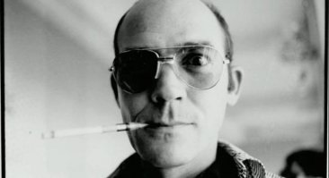 Вот Вам от первоискточника.
Из воспоминаний Джонни Деппа…
Мне повезло, я пережил вместе с Хантером Томпсоном миллион отвратительных маленьких приключений. В некоторых случаях, как я понимаю, мне крупно повезло, что я оставался в живых. Хантер был и остается моим братом, другом, героем, отцом, сыном, учителем и моим соучастником во всех преступлениях, имя которым – юмор. В декабре 1995 я отдыхал в Эспене, штат Колорадо. Идиотский городок кишмя кишел «прекрасными людьми». Моим первым желанием было никуда не высовывать носа, сидеть в номере и пить грог. К счастью, я случайно встретил общего знакомого, который сообщил мне, что доктор Хантер С. Томпсон проживает неподалеку, и предложил встретится с ним вечером в таверне. Мы стояли на улице у входа в заведение, когда примерно в 11 вечера необычный вопль привлек всеобщее внимание. Некто басом орал на толпящихся возле входа, требуя, чтобы ему освободили проход, и угрожая «выбить все дерьмо из любого, кто попадется на пути». Высокий, худой человек в вязаной шерстяной шапке американских индейцев с улыбкой на лице протянул мне свою тяжелую руку. Так мы познакомились. Я почувствовал, что это начало долгой настоящей дружбы. Хантер сел, положив на стол свое оружие – гигантский нож мясника и ружье Taser. Мы выпили, поговорили о разном, найдя несколько общих тем. Мы, как оказалось, были родом из мрачного, но великого штата Кентукки. Через некоторое время Хантер пригласил нас в свою штаб-квартиру, ранчо не6далеко от таверны. На входе нас приветствовала ассистентка Хантера, Дебора Фуллер, которая получила прозвище Королева Витаминов из-за ежедневных порций различных «полезных таблеток», которые она щепетильно заставляла пить сначала Хантера, а потом и меня, когда я переехал к ним. Разговаривая, мы с Хантером отправились на кухню, которую Добрый Доктор назвал своим командным центром. Я имел неосторожность сказать комплимент относительно круто выглядящего вороненого ствола ружья, висевшего на вешалке. До того, как я понял, что к чему, Томпсон сунул мне в руки довольно большой газовый баллон и начал дотошно объяснять, как прикрепить к баллону некую маленькую коробочку. Осуществляя то, о чем меня просил Хантер, я поинтересовался содержимым коробочки. «Да это нитроглицерин». Испугавшись, я мгновенно потушил в раковине сигарету, которую курил, но продолжил работу. Примерно в полтретьего ночи мы вышли на задний двор дома Томпсона и установили нашу газовую бомбу. Томпсон был явно доволен, предвкушая то, что должно произойти. Твердой рукой я зарядил ружье, прицелился в нашу разрывную мишень, нажал на курок. Представьте: ночь, черная как смоль, тысячи миллионов звезд на небе, тишина гробовая, все соседи мирно спят. Вдруг – БАБАХ! Точное попадание, бомба взрывается, выбросив вверх огромный столб пламени. «Отличный выстрел! – закричал Хантер. – Это был просто отличный выстрел!» некоторое время спустя в Нью-Йорке, в 5:30 утра, когда я, как последний придурок, пыхтя и сопя, накручивал мили на беговом тренажере, готовясь к съемкам в фильме “Donnie Brasko” , зазвенел телефон. «Странное время для звонка», – подумал я. «Джонни? Это Хантер. Что с тобой? Что с твоим голосом?» ну не мог же я сказать ему про беговую дорожку в полшестого утра! «Все в порядке…Просто собирался на работу. Как ты?» - «Отлично! Слушай, если я соберусь снимать фильм по своей книге о Вегасе…Тебе это интересно? Ты бы хотел сыграть меня?» Я был шокирован этим предложением. «Ну как? Ты вписываешься?» Конечно да. А кто бы отказался? Мы недолго поговорили, обсудили некие детали, но чуть позже я узнал, что никакого фильма не было в помине – ни сценария, ни режиссера, ничего. В следующий раз мы встретились в Нью-Йорке на праздновании 25-ой годовщины книги «Страз и ненависть в Лас-Вегасе», или, как ее называл Томпсон «Книга о Вегасе». После вечеринки мы в конце концов оказались в номере Хантера. Я воспользовался случаем, чтобы сказать ему, что хотел бы получить его благословение на участие в съемках. Я боялся, не будет ли Томпсон ненавидеть меня всю оставшуюся жизнь, если я плохо сыграю его самого. Добрый Доктор пристально посмотрел на меня, его черные глаза блестели, как звезды. Наконец-то началась работа над «Фильмом о Вегасе». Для меня настало время серьезно изучать своего героя, и я полетел в Эспен. В аэропорту меня встретил Хантер на его «шевроле» 1971 года выпуска. На мне была вязаная шапка, поскольку я только что обрил черепушку. Хантеру не терпелось посмотреть, как я выглядел без волос: «Ну покажи, что там у тебя». Я снял головной убор и почувствовал, как ветер холодит мою лысину. «О Боже! Ужасно выглядишь! Немедленно надень шапку обратно, а то меня стошнит!» я поселился у Хантера. Они с Деброй заботились обо мне, как о ребенке, постоянно подкладывали мне интересные записи, книжки, всякие безделушки. Я прожил у Томпсона дольше, чем планировал. Однажды ночью я сидел на кровати, курил и просматривал не вошедшие в книгу заметки в записных книжках Хантера, сделанные в Вегасе. Я положил сигарету на край пепельницы, стоявшей на тумбочке. Не знаю почему, я начал рассматривать эту тумбочку, точнее - деревянный бочонок стянутый стальными обручами. Внезапно я увидел этикетку и замер в ужасе. Моя тумбочка была небольшим бочонком с ружейным порозом! Через секунду я стоял в дверях комнаты Томпсона: «Хантер, ты должен пойти со мной. Я должен знать… В общем, пошли!» я указал ему на бочку и спросил, есть ли в ней порох. «Ах, вот она где! А я-то думал, куда она делась!» - «Она полная?» - «Блин, конечно! М-да! А мы ведь могли бы взлететь на воздух ко всем чертям, учитывая, что ты курил рядом с ней!»
Он смеялся над этой историей несколько лет. Я тоже смеялся. А что делать? Круглые сутки мы сидели у него дома, разговаривая обо всем подряд: о политике, оружии, нашем родном штате, губной помаде, музыке, портретах Гитлера, литературе, спорте. Чем больше мы проводили времени вместе, тем крепче становилась наша дружба. Я могу вспомнить еще множество историй, в которые мне посчастливилось попасть вместе с Хантером. Их слишком много, чтобы описать их сейчас. Я ценю каждую секунду, проведенную в его обществе. Это воистину фантастические воспоминания, одни из лучших моментов во всей моей жизни, и, к счастью, я знал им цену. Я скучаю по нему. Мне всегда было недостаточно общения с ним, даже когда Добрый Доктор был жив. Но мы с ним еще встретимся.