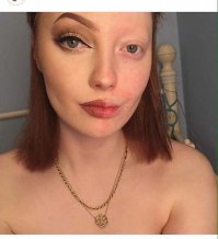 не ну а брови то куда делись? либо фотошоп, либо девушка не знает о существовании татуажа бровей, внутренние стрелочки тоже можно сделать, и будет няша))