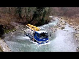 Нифига не реалистично, видно что задняя ось только заехал в воду (виден край берега) откуда столько брызг вокруг? Ни один водитель не будет с езжать в воду на скорости при какой можно поднять такие брызги, автор сего никогда похоже не видео как грузовик форсирует реку.

Ну реалистичность здесь очень слабая, автор никогда не видел как выглядит грузовик форсирующий реку.
Брызг столько как будто машина не заехала а упала откуда то.