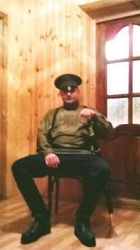 Это да)) Вещь очень бодрая и антуражная. Штыки у меня тоже есть, ставятся как влитые))
Подсумка вот нет, но шашка имеется))