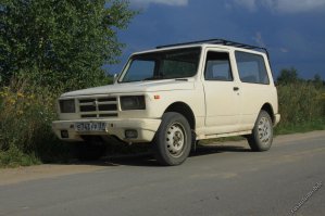 Вспомним ещё Шуйского "Кентавра". Кузов пластмассовый, подвеска и мотор - от Нивы, салон - шестёрочный. Дверца багажника открывалась как калитка - в сторону.