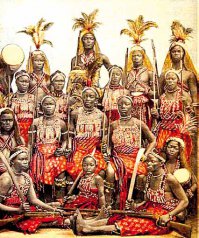 Дагомейские МИНО -  армейские подразделения, состоящие из одних женщин. Жестокие, безжалостные и кровожадные женщины, вооруженные мачете и мушкетами, в течение 250 лет наводили ужас на жителей Западной Африки - не только своей фанатичной доблестью, но и абсолютным упорством и нежеланием отступать или сдаваться пока король не прикажет им.
Некоторых Мино рекрутировали из  АХОСИ (королевских жен). Некоторые женщины шли в армию добровольно, а некоторых забирали насильно, если их мужья или отцы жаловались королю на их плохое поведение. 
 Мино не имели права иметь детей или вести супружескую жизнь (хотя многие были официально женами короля). Многие  оставались девственницами до конца службы. Женский полк имел полубожественный статус, связанный с традиционной западно-африканской языческой религией Вуду.  Согласно сообщениям гостей Дагомеи, к середине 19-го столетия женщины составляли около трети всей дагомейской армии - от 1000 до 6000 человек. По сведениям нескольких независимых источников, боеспособность и мужество женских частей всегда оценивалась выше мужских. 
В поздний период, воительницы Мино были вооружены винчестерами, булавами и ножами. Пленным, попавшим в руки Мино, обычно отрубали голову.

Кровь течёт, 
Ты мертв! 
Кровь течёт, 
Мы победили! 
Кровь течёт, течёт, течёт, 
Кровь течёт, 
Нет больше врага!