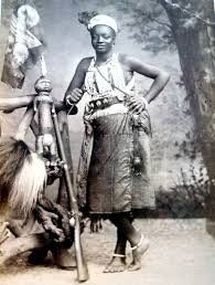 Дагомейские МИНО -  армейские подразделения, состоящие из одних женщин. Жестокие, безжалостные и кровожадные женщины, вооруженные мачете и мушкетами, в течение 250 лет наводили ужас на жителей Западной Африки - не только своей фанатичной доблестью, но и абсолютным упорством и нежеланием отступать или сдаваться пока король не прикажет им.
Некоторых Мино рекрутировали из  АХОСИ (королевских жен). Некоторые женщины шли в армию добровольно, а некоторых забирали насильно, если их мужья или отцы жаловались королю на их плохое поведение. 
 Мино не имели права иметь детей или вести супружескую жизнь (хотя многие были официально женами короля). Многие  оставались девственницами до конца службы. Женский полк имел полубожественный статус, связанный с традиционной западно-африканской языческой религией Вуду.  Согласно сообщениям гостей Дагомеи, к середине 19-го столетия женщины составляли около трети всей дагомейской армии - от 1000 до 6000 человек. По сведениям нескольких независимых источников, боеспособность и мужество женских частей всегда оценивалась выше мужских. 
В поздний период, воительницы Мино были вооружены винчестерами, булавами и ножами. Пленным, попавшим в руки Мино, обычно отрубали голову.

Кровь течёт, 
Ты мертв! 
Кровь течёт, 
Мы победили! 
Кровь течёт, течёт, течёт, 
Кровь течёт, 
Нет больше врага!