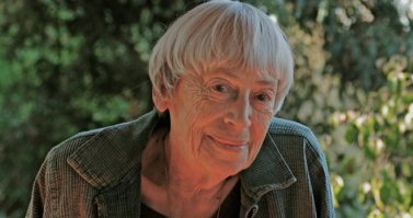 Урсула Ле Гуин 86 лет. Писательница, публицист, литературный критик, мастер "гуманитарной" фантастики.