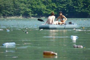 Блин, люди свиньи. Так все загадить, потом сами же отдыхать в этом говне.
