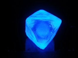 флюоресцентное говно??? вы об азоте?
в микроскоп видно пласты наращивания в ускоренном режиме, разница есть 1 неделя или минимум 200 миллионов лет.
вы явно далеки от алмазных дел)

а на фото сильная флюоресцентное говно, по мне, так это волшебно выглядит.