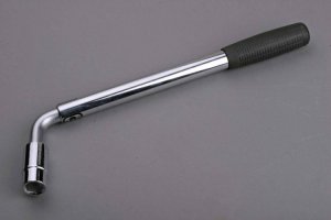 Под сиденьем лежит, и законно, и запаску поставить не проблема, и от любителей бейсбола помогает)